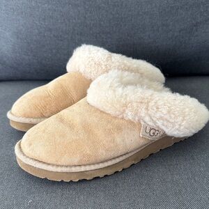 UGG Cluggette Slippers Indoor/Outdoor Sz 7 Trendy Loungewear Comfy Spellout